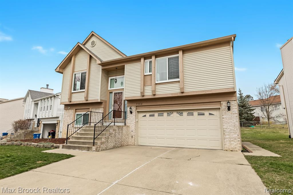7068 ROLLING HILLS Drive, Waterford, MI 48327 — front exterior
