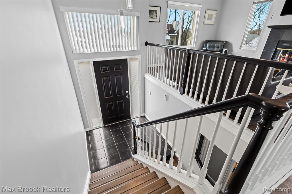 7068 ROLLING HILLS Drive, Waterford, MI 48327 — Photo 2