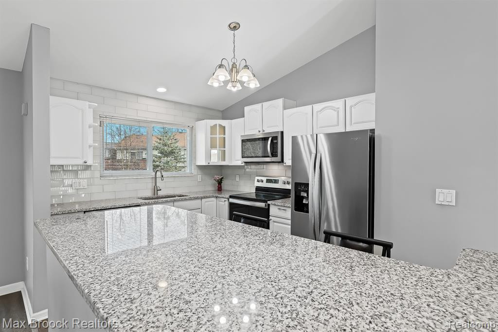 7068 ROLLING HILLS Drive, Waterford, MI 48327 — Photo 5