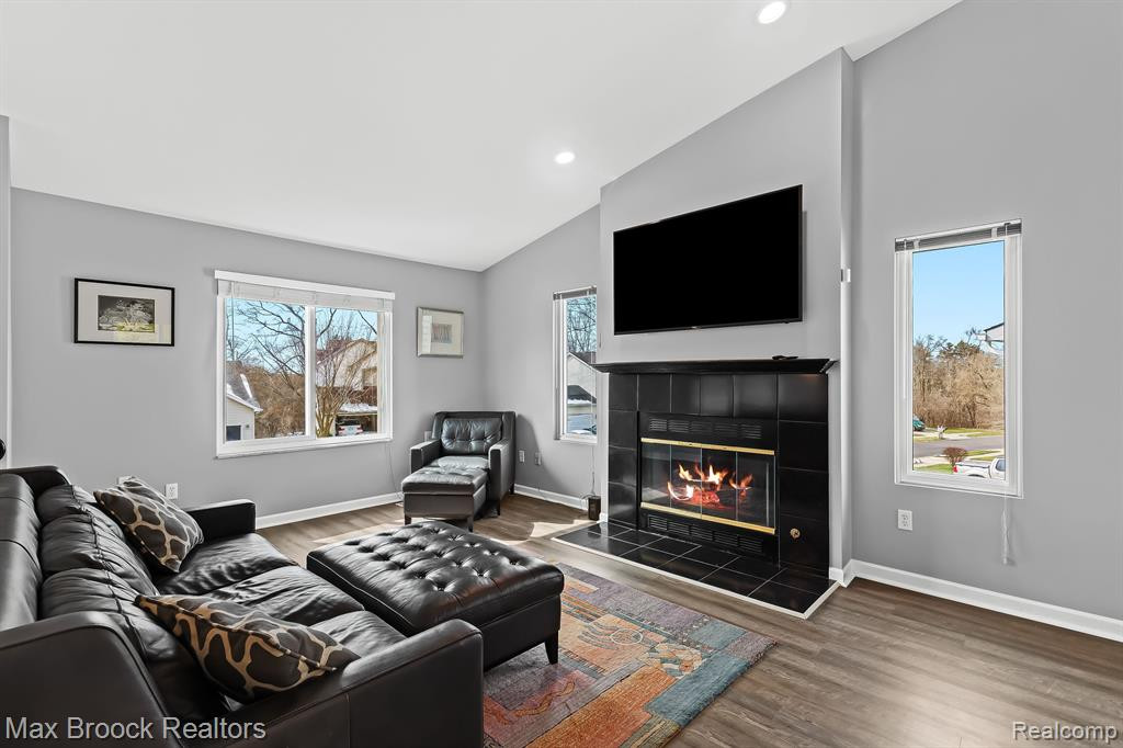 7068 ROLLING HILLS Drive, Waterford, MI 48327 — Photo 10