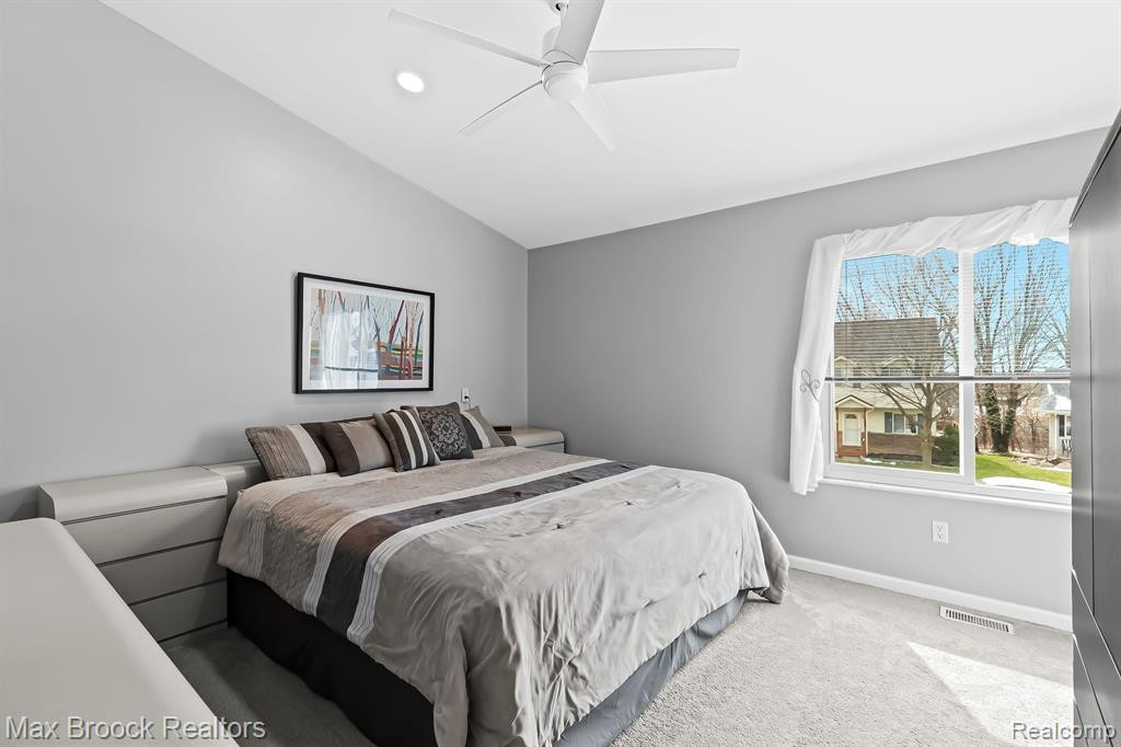 7068 ROLLING HILLS Drive, Waterford, MI 48327 — Photo 11