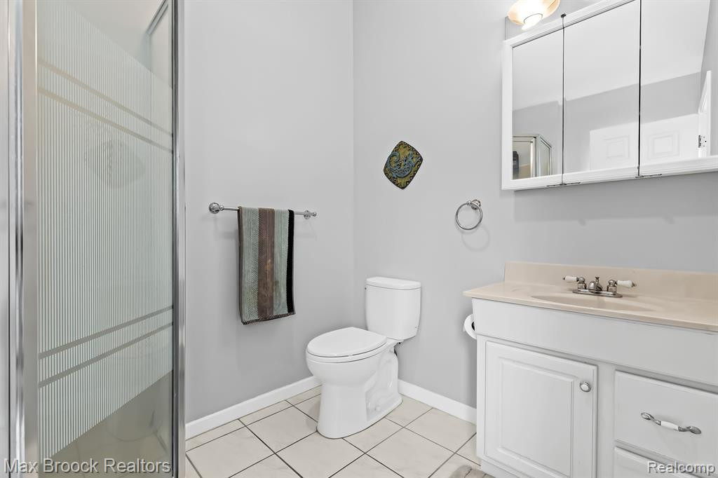 7068 ROLLING HILLS Drive, Waterford, MI 48327 — Photo 13