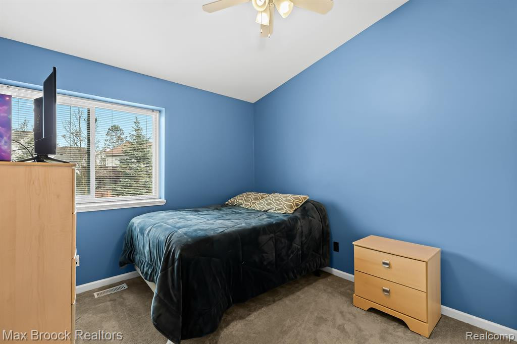 7068 ROLLING HILLS Drive, Waterford, MI 48327 — Photo 15