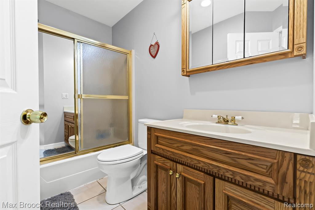 7068 ROLLING HILLS Drive, Waterford, MI 48327 — Photo 16