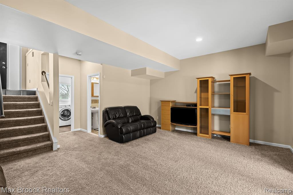 7068 ROLLING HILLS Drive, Waterford, MI 48327 — Photo 17