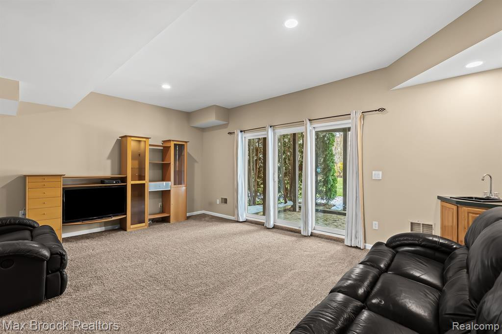 7068 ROLLING HILLS Drive, Waterford, MI 48327 — Photo 18