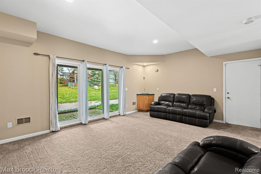 7068 ROLLING HILLS Drive, Waterford, MI 48327 — Photo 19