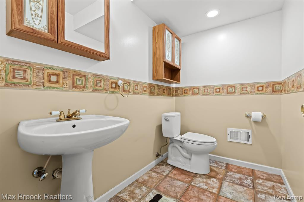7068 ROLLING HILLS Drive, Waterford, MI 48327 — Photo 20