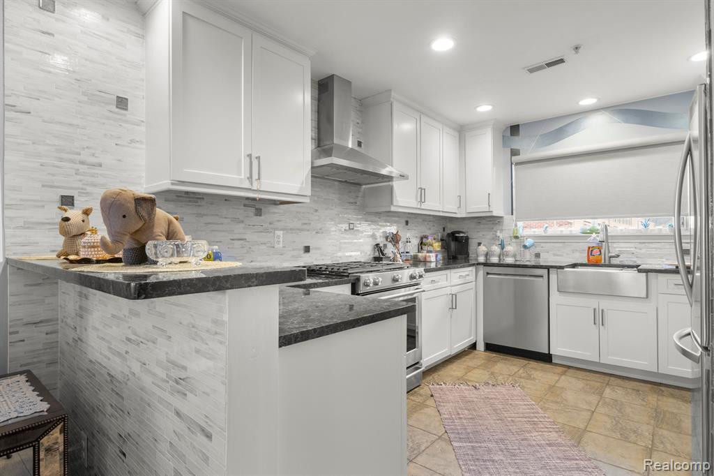 17034 FARMINGTON Road, Livonia, MI 48154 — Photo 10