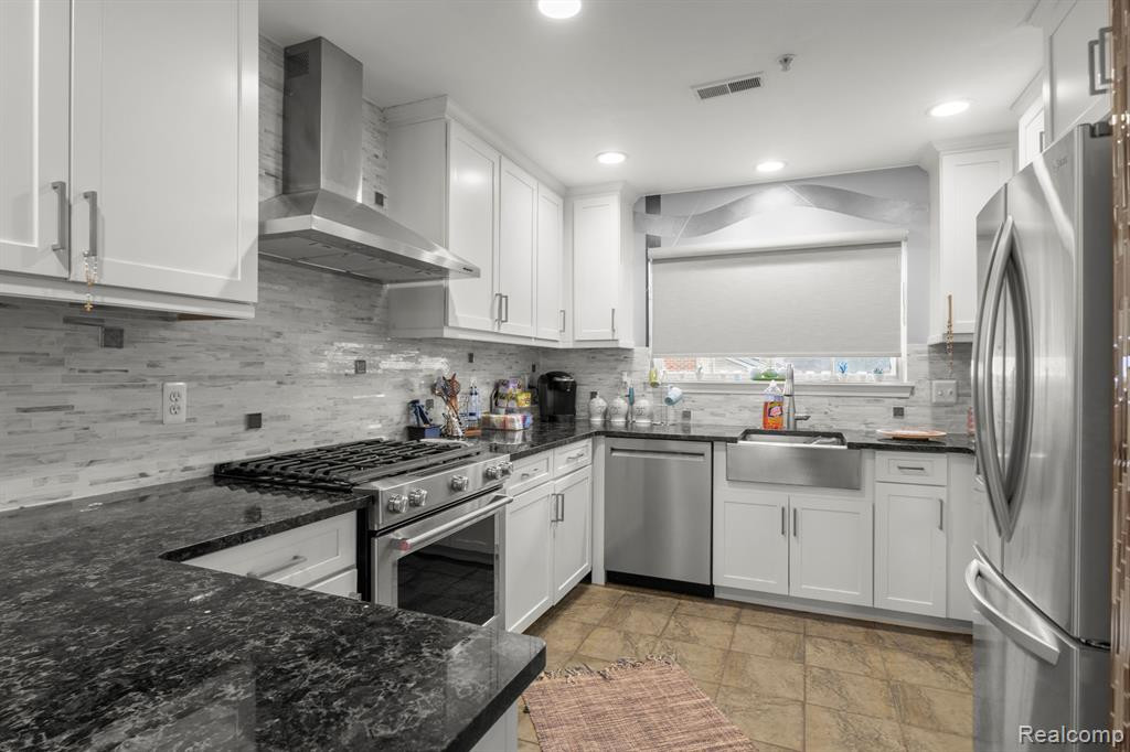 17034 FARMINGTON Road, Livonia, MI 48154 — Photo 11