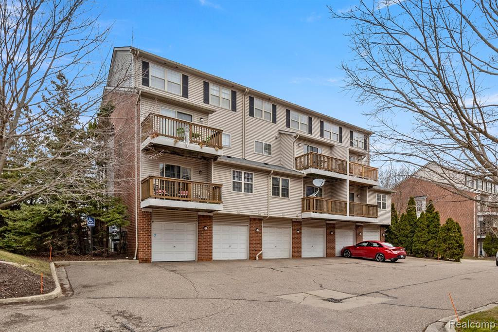 17034 FARMINGTON Road, Livonia, MI 48154 — Photo 40