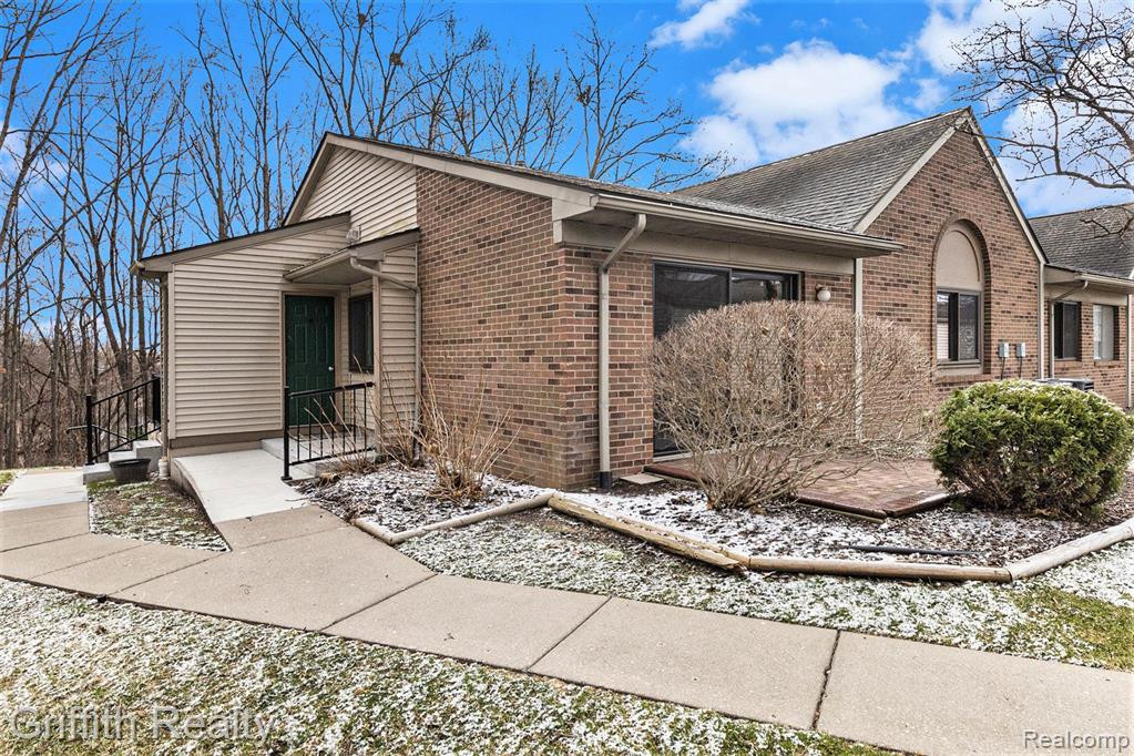 406 SPRING BROOKE Drive, Brighton, MI 48116 — Photo 2
