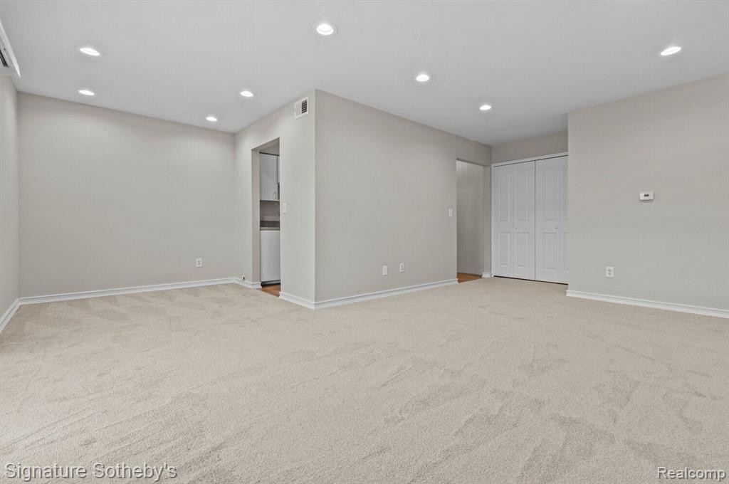 30070 W 12 MILE Road, 126, Farmington Hills, MI 48334 — Photo 5