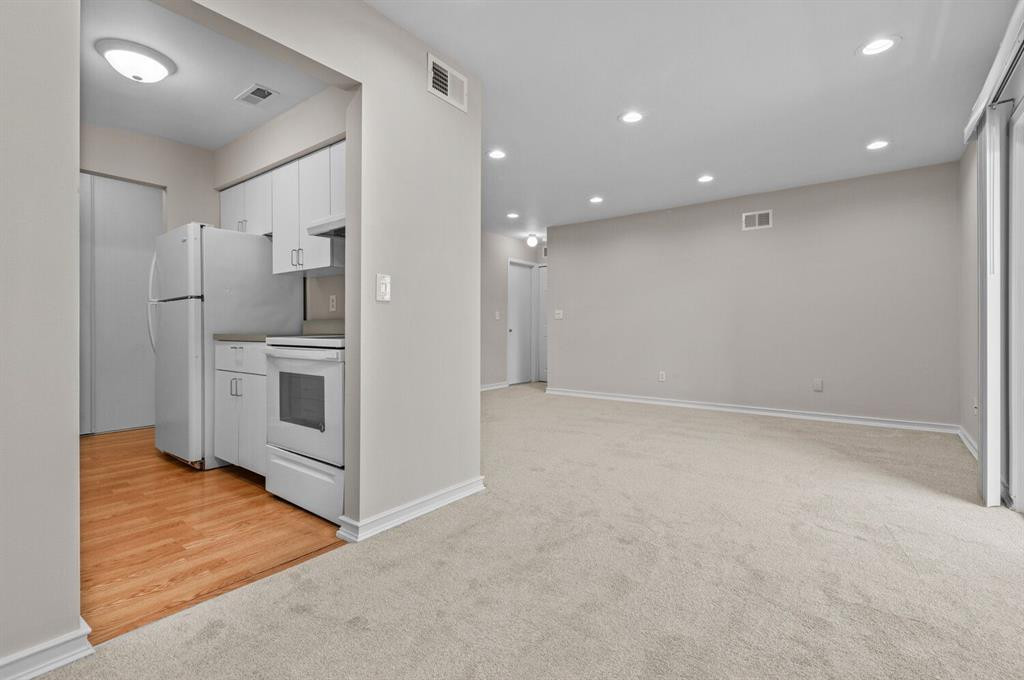 30070 W 12 MILE Road, 126, Farmington Hills, MI 48334 — Photo 8