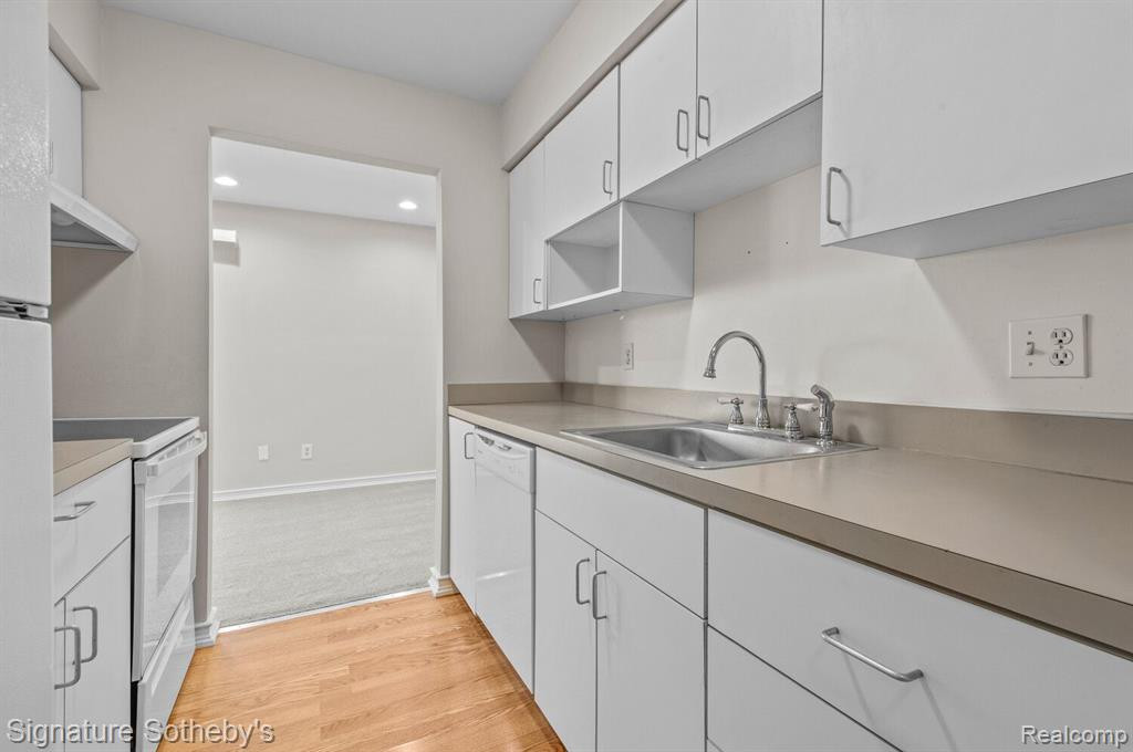30070 W 12 MILE Road, 126, Farmington Hills, MI 48334 — Photo 11