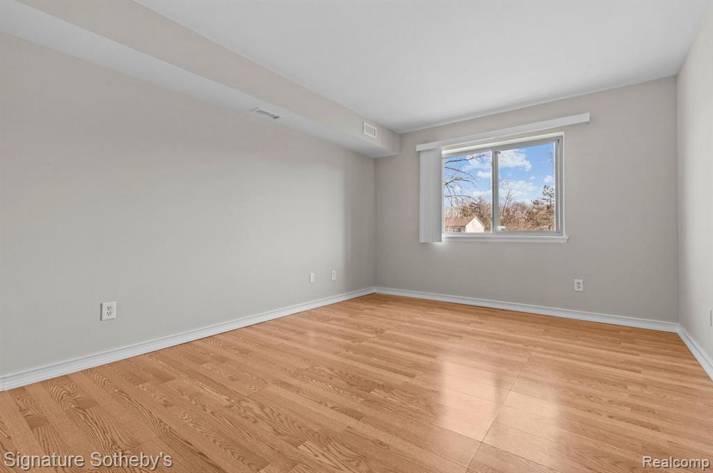 30070 W 12 MILE Road, 126, Farmington Hills, MI 48334 — Photo 13