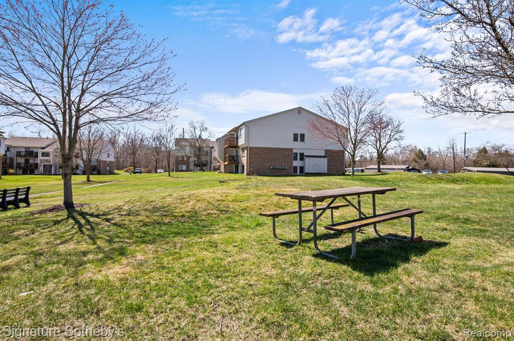 30070 W 12 MILE Road, 126, Farmington Hills, MI 48334 — Photo 22