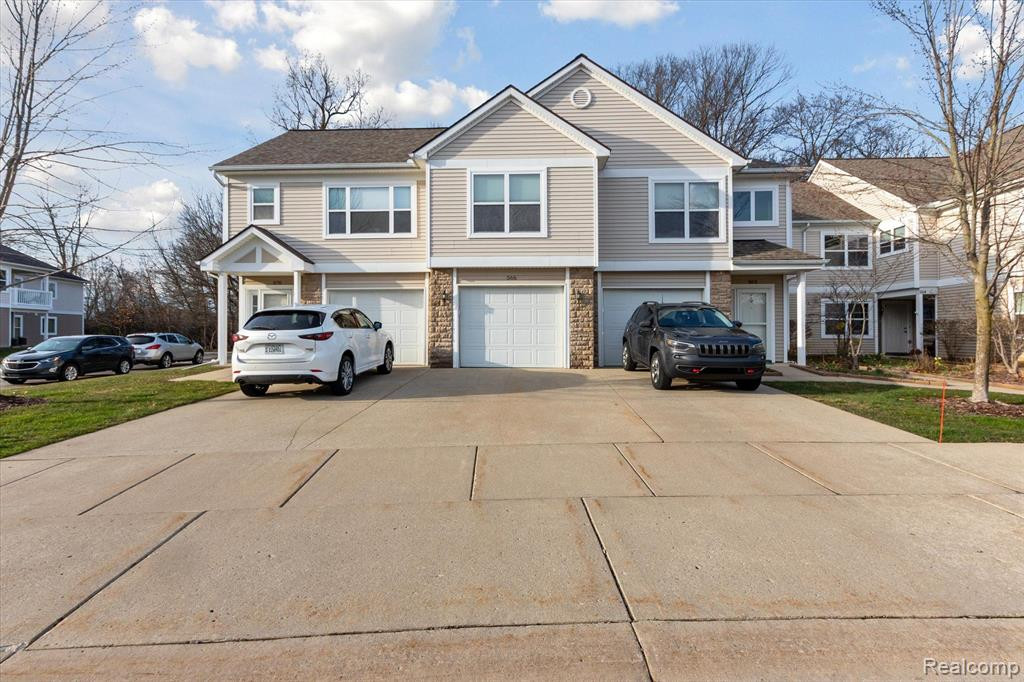 566 FIELDSTONE Circle N, Chelsea, MI 48118 — Photo 2