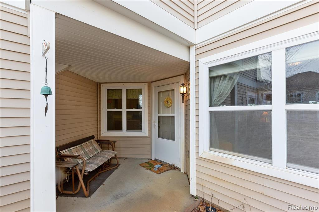 566 FIELDSTONE Circle N, Chelsea, MI 48118 — Photo 3