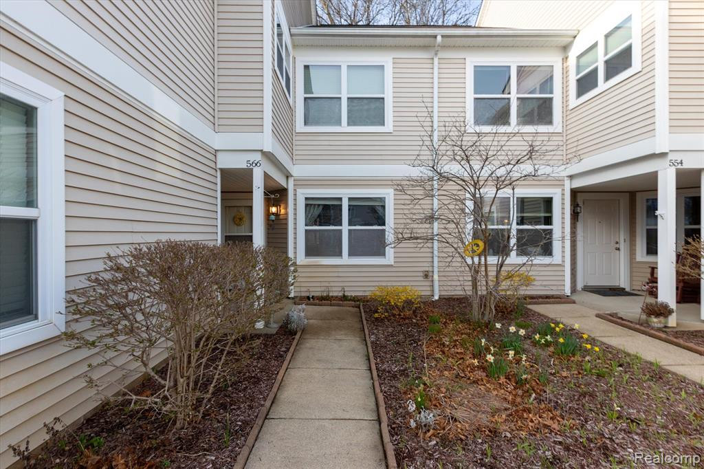 566 FIELDSTONE Circle N, Chelsea, MI 48118 — Photo 4