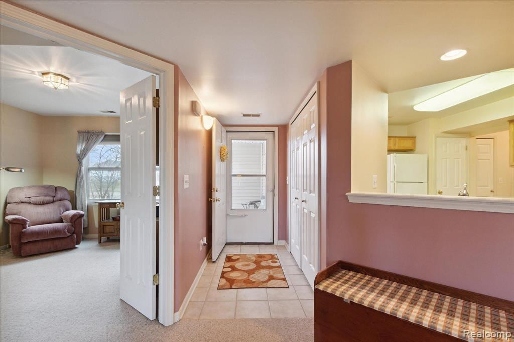 566 FIELDSTONE Circle N, Chelsea, MI 48118 — Photo 5