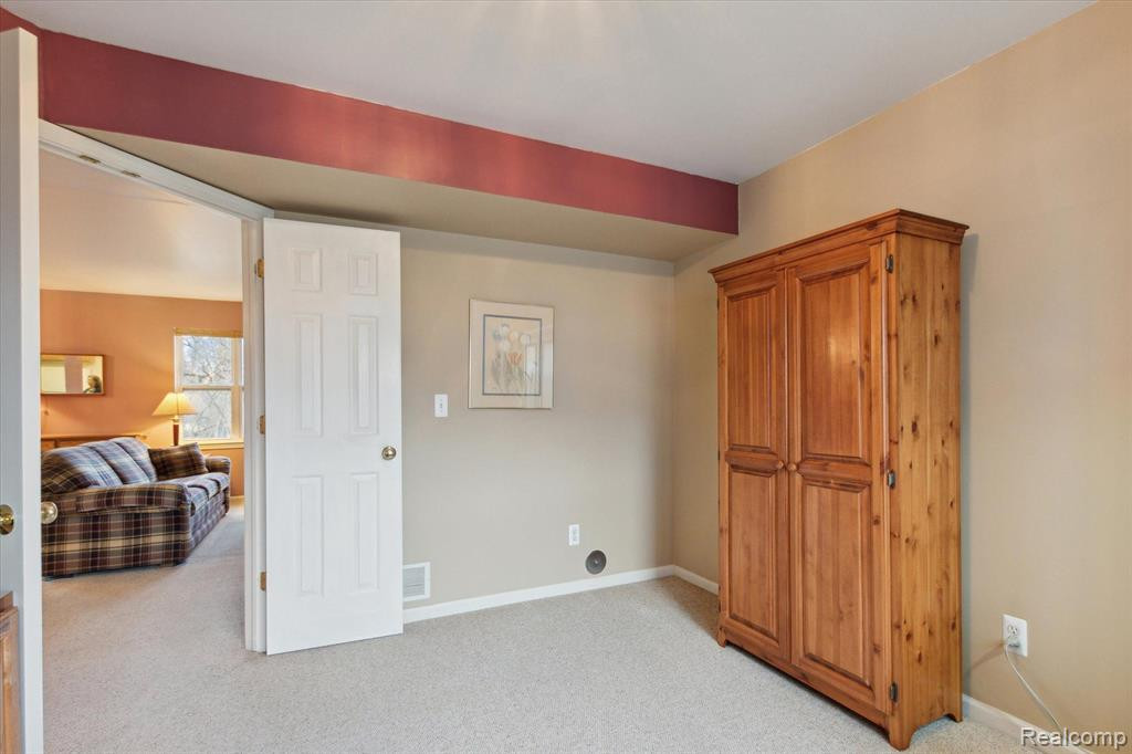 566 FIELDSTONE Circle N, Chelsea, MI 48118 — Photo 17