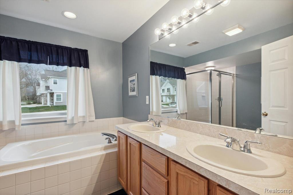 566 FIELDSTONE Circle N, Chelsea, MI 48118 — Photo 22