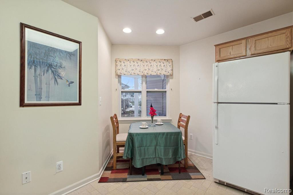 566 FIELDSTONE Circle N, Chelsea, MI 48118 — Photo 27