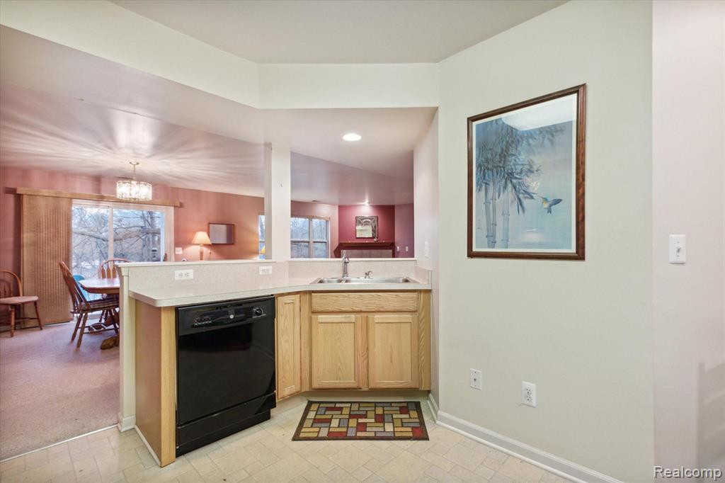 566 FIELDSTONE Circle N, Chelsea, MI 48118 — Photo 28