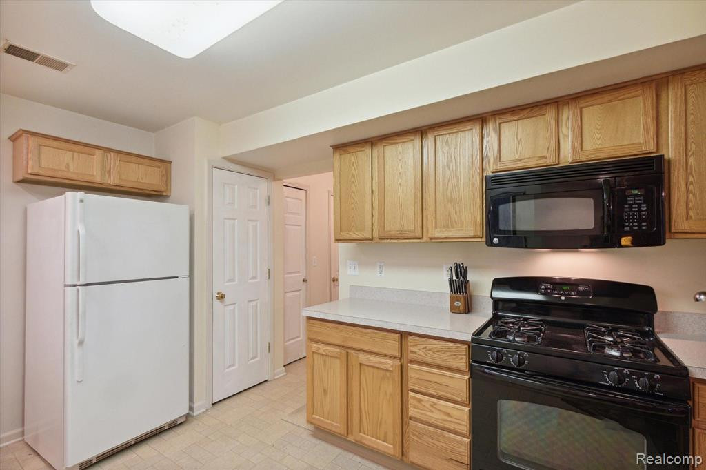 566 FIELDSTONE Circle N, Chelsea, MI 48118 — Photo 30