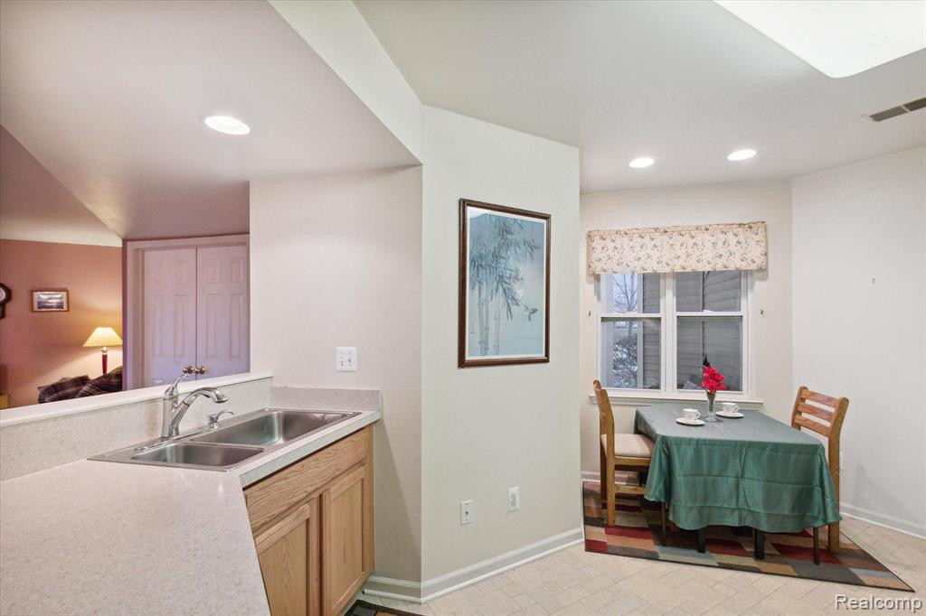 566 FIELDSTONE Circle N, Chelsea, MI 48118 — Photo 31