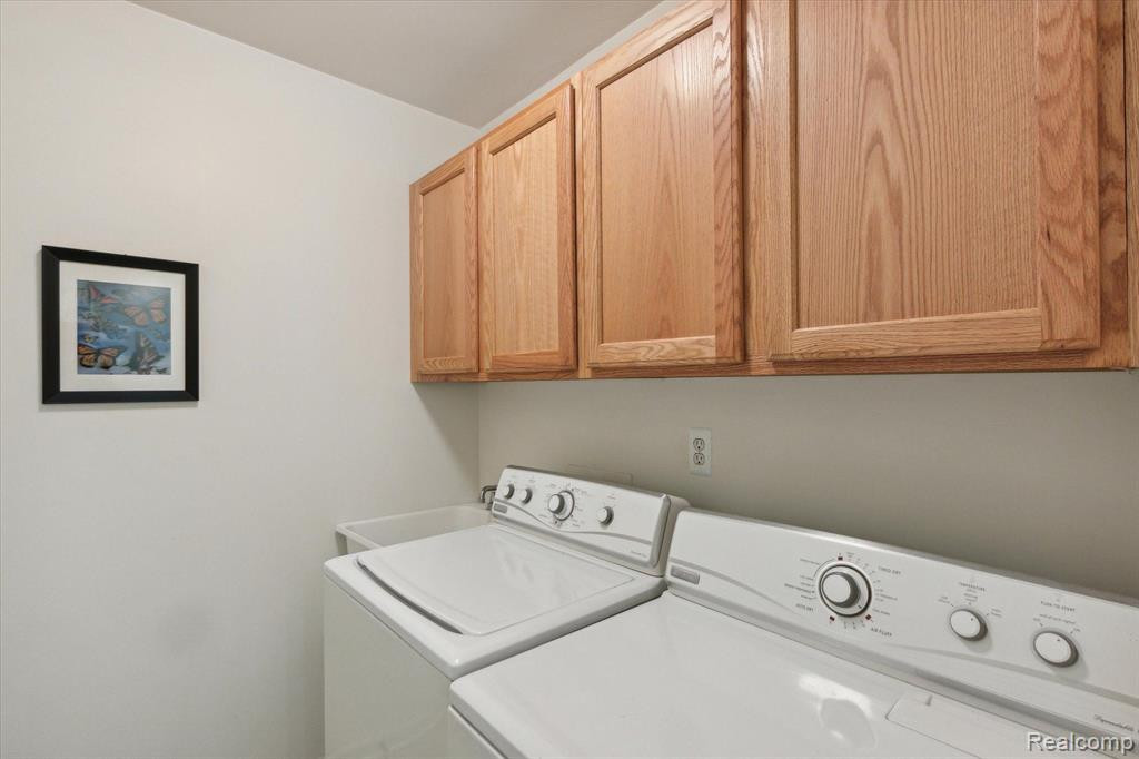 566 FIELDSTONE Circle N, Chelsea, MI 48118 — Photo 32