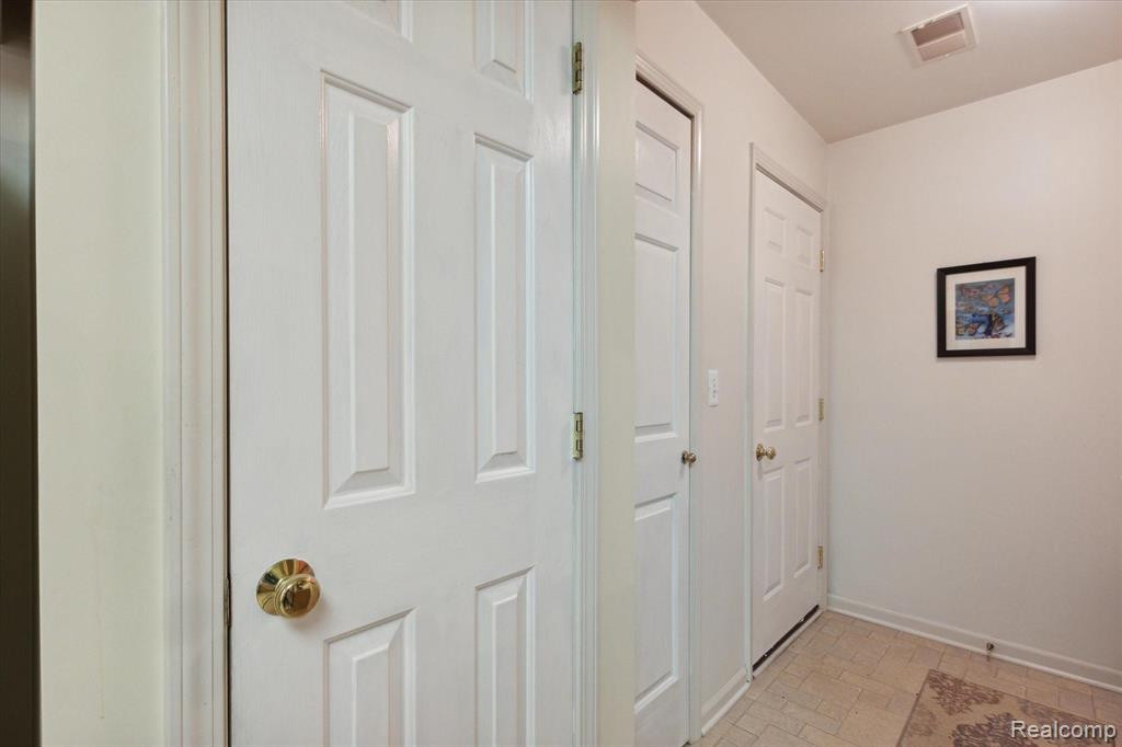 566 FIELDSTONE Circle N, Chelsea, MI 48118 — Photo 34