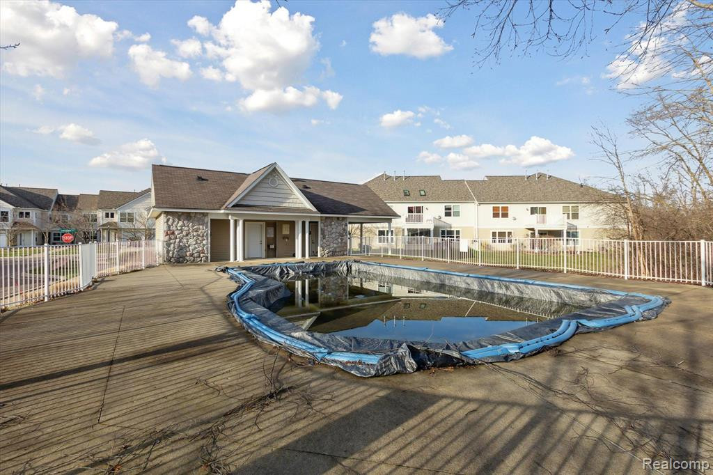 566 FIELDSTONE Circle N, Chelsea, MI 48118 — Photo 47