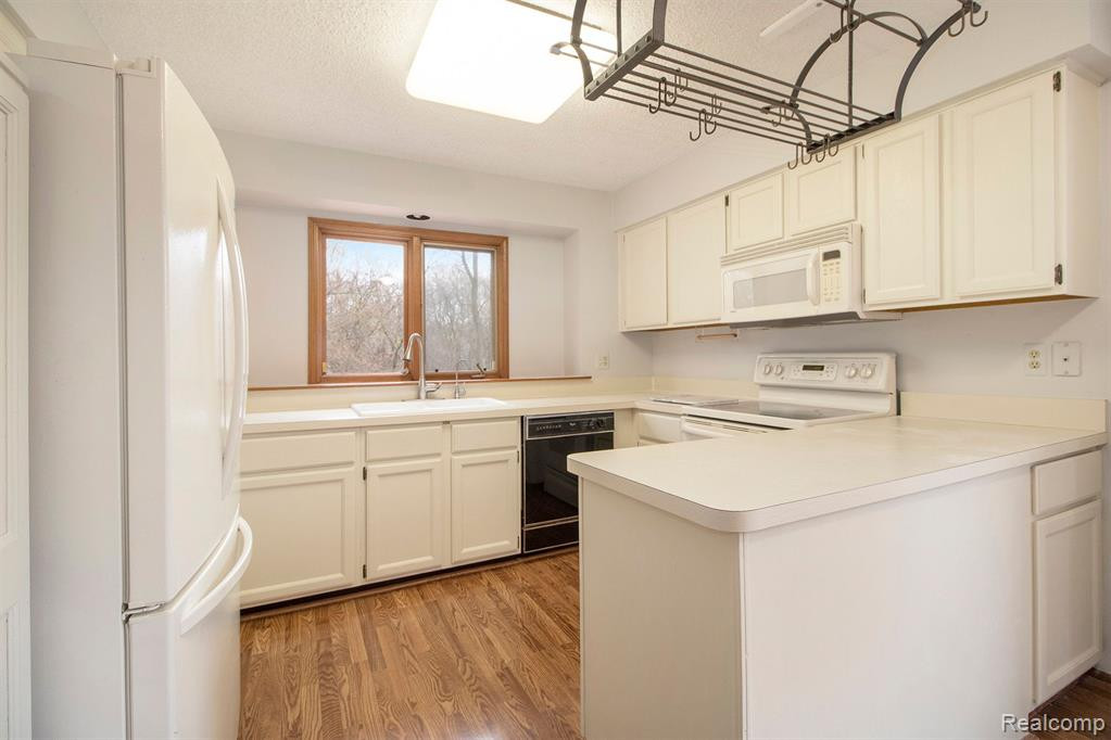 22070 RIVER RIDGE Trail, Farmington Hills, MI 48335 — Photo 8