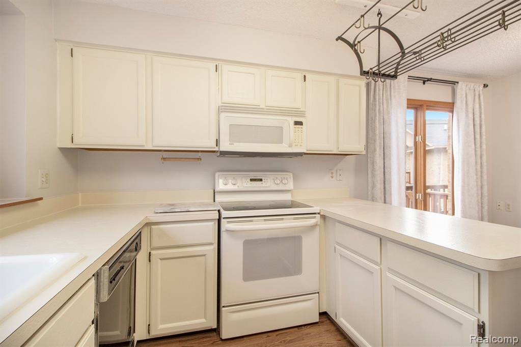 22070 RIVER RIDGE Trail, Farmington Hills, MI 48335 — Photo 9