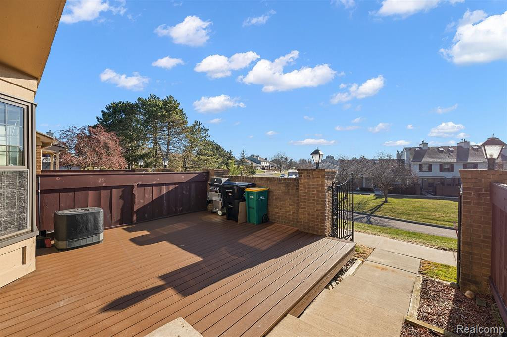 30998 Country, Farmington Hills, MI 48331 — Photo 2