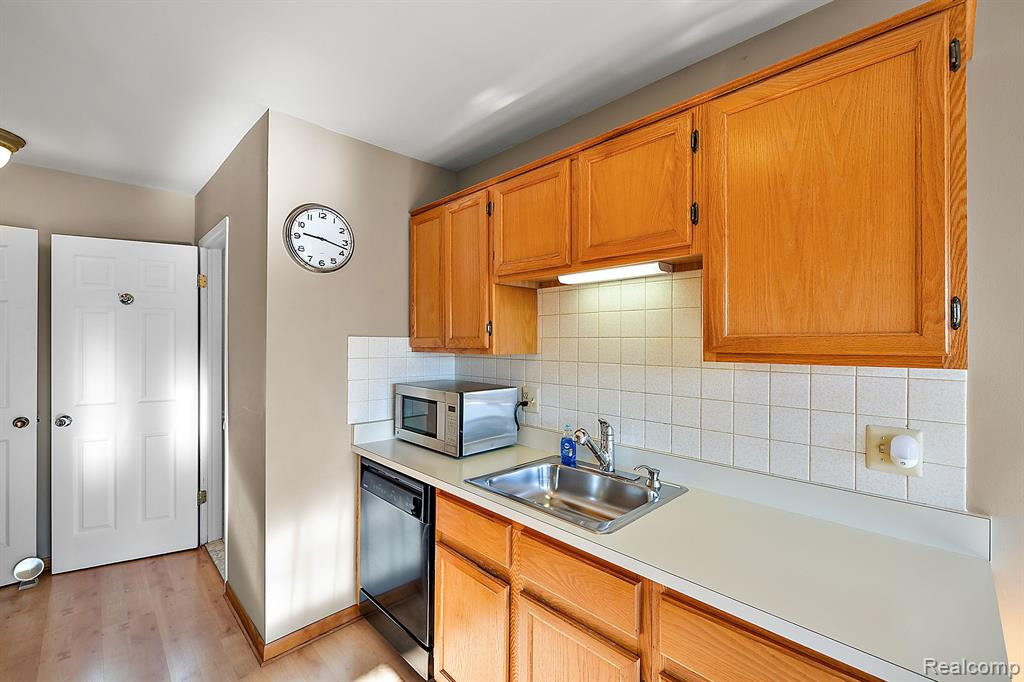 30998 Country, Farmington Hills, MI 48331 — Photo 8