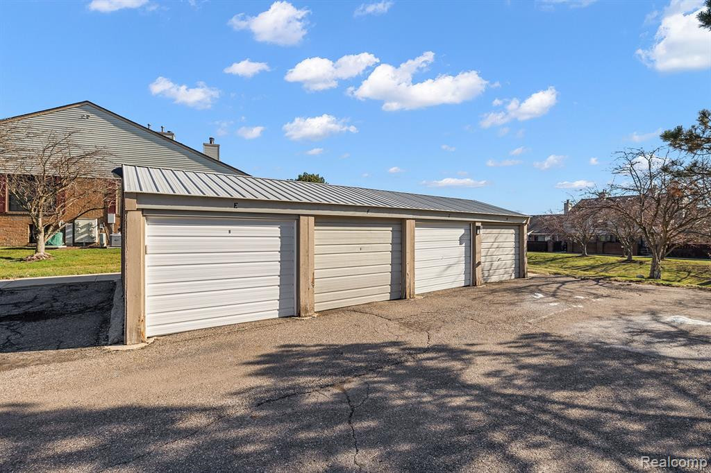 30998 Country, Farmington Hills, MI 48331 — Photo 23