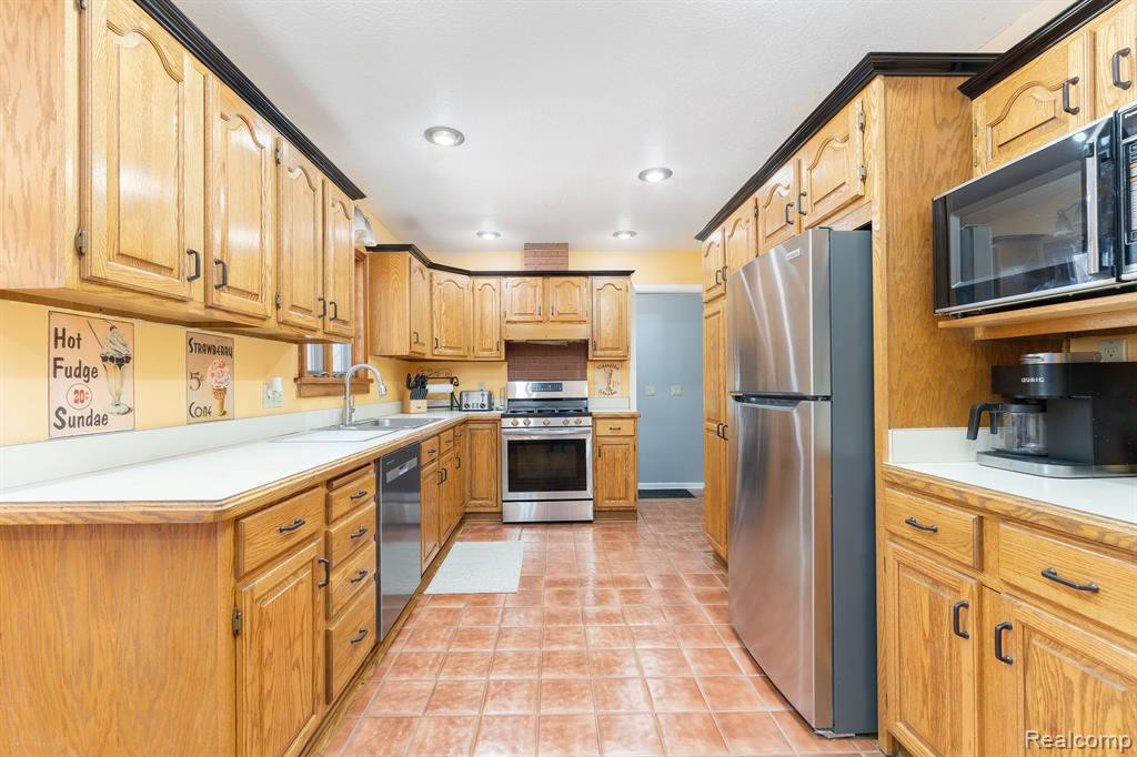 7326 REID Road, Swartz Creek, MI 48473 — Photo 8