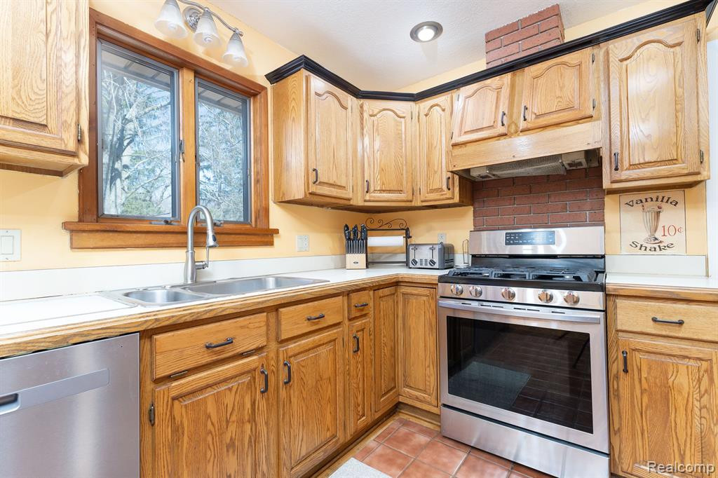 7326 REID Road, Swartz Creek, MI 48473 — Photo 9