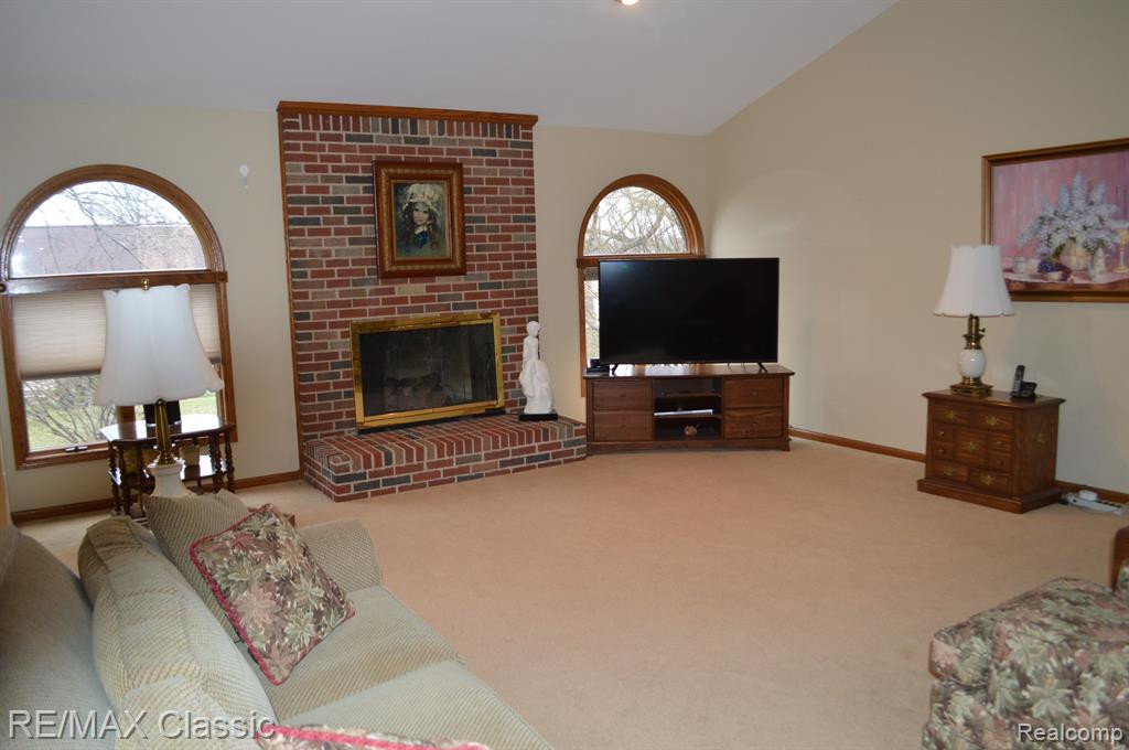 11269 HAMMERSTONE Drive, South Lyon, MI 48178 — Photo 8