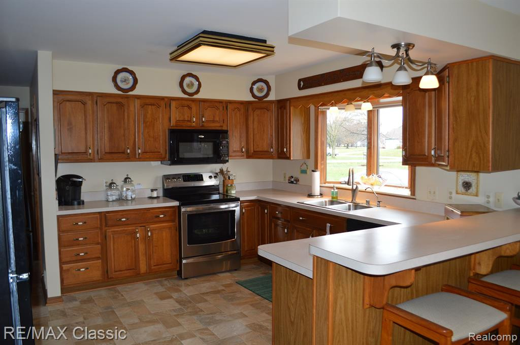 11269 HAMMERSTONE Drive, South Lyon, MI 48178 — Photo 10