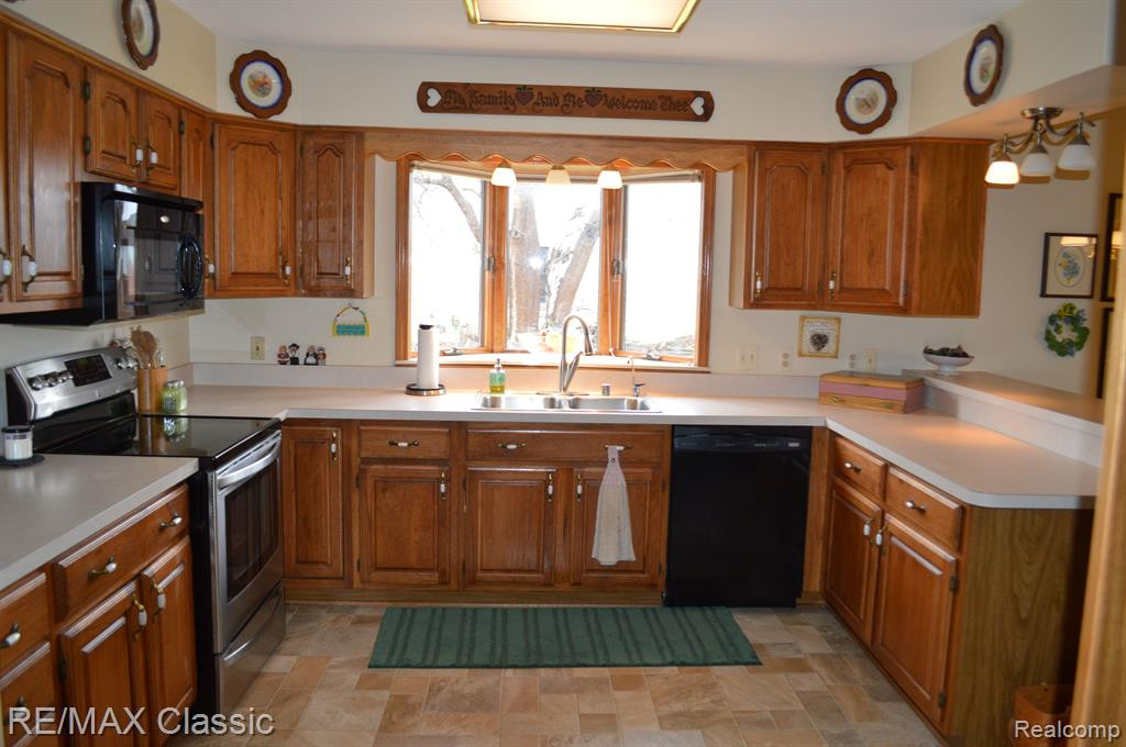 11269 HAMMERSTONE Drive, South Lyon, MI 48178 — Photo 12