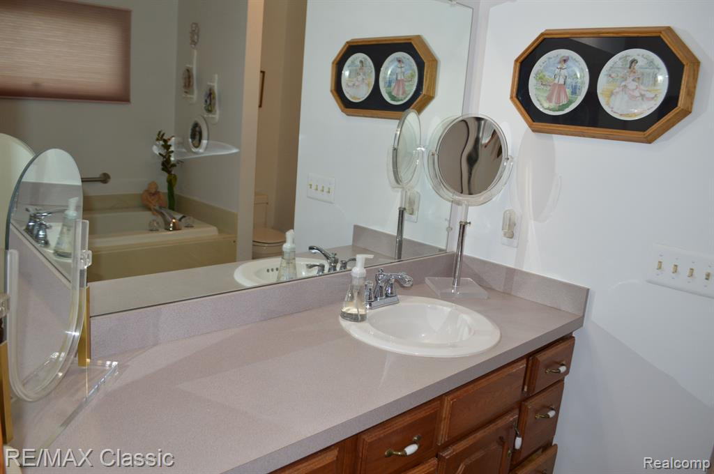 11269 HAMMERSTONE Drive, South Lyon, MI 48178 — Photo 33