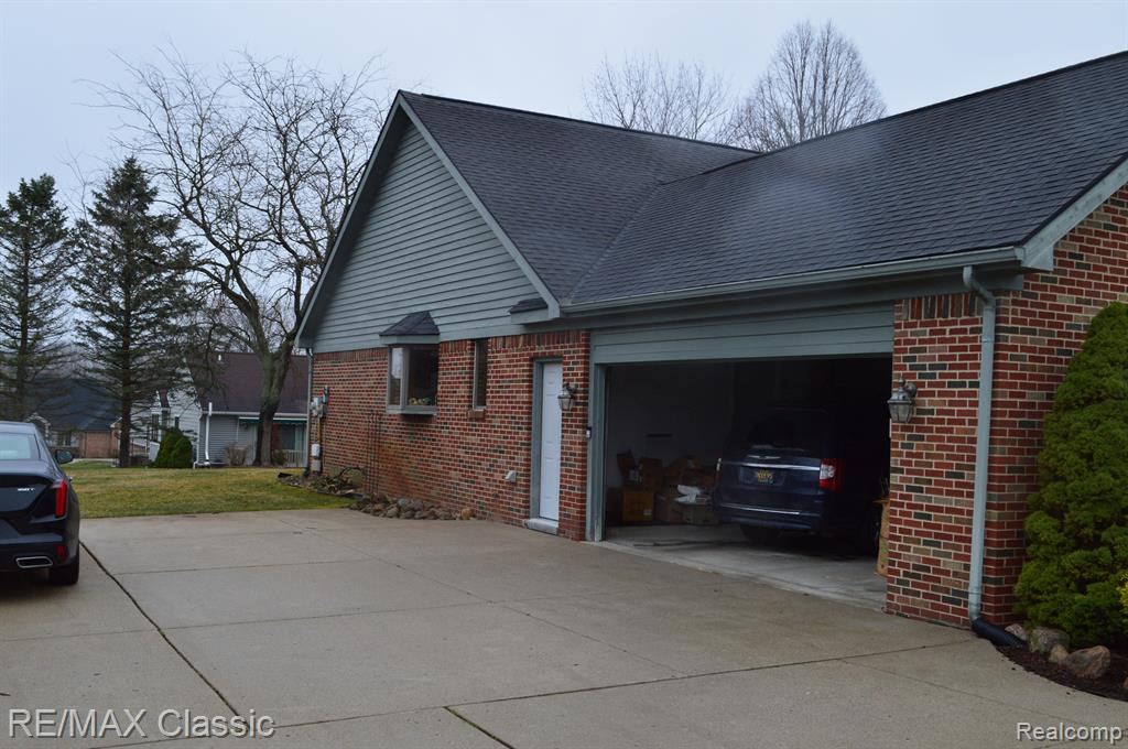 11269 HAMMERSTONE Drive, South Lyon, MI 48178 — Photo 37