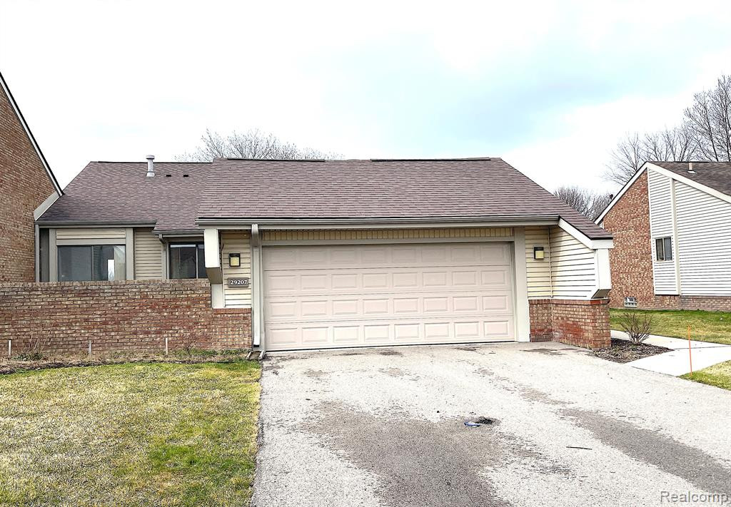 29207 E CHANTICLEER Drive, Southfield, MI 48034 — front exterior