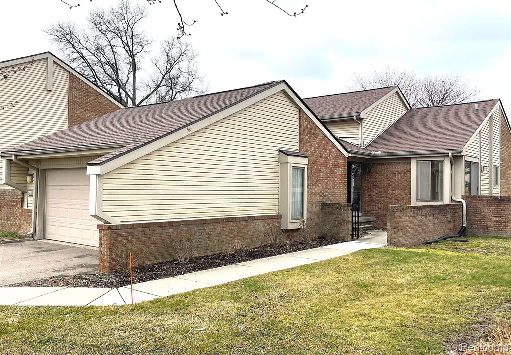 29207 E CHANTICLEER Drive, Southfield, MI 48034 — Photo 2