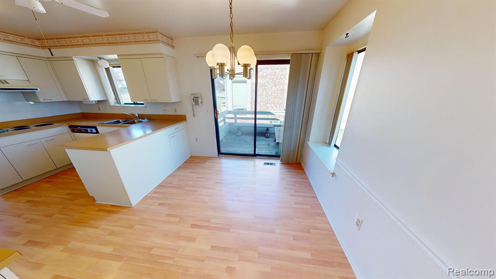 29207 E CHANTICLEER Drive, Southfield, MI 48034 — Photo 17