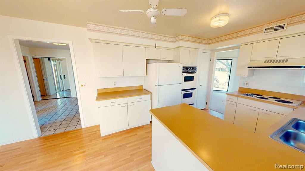 29207 E CHANTICLEER Drive, Southfield, MI 48034 — Photo 18